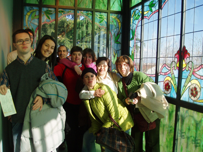 Foto junto a una de las Vidrieras de la Casa Lis